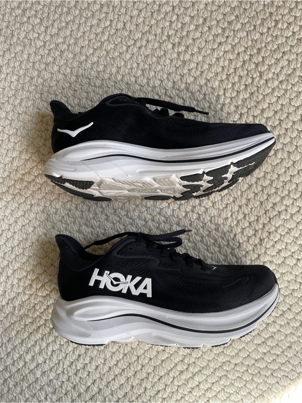 Hoka Clifton 10 Black and White Athletic Running Shoes - size 7 2E - Picture 4 of 9
